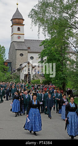 Le donne al tradizionale pellegrinaggio davanti a Maria Eck monastero vicino Siegsdorf, Chiemgau, Alta Baviera, Baviera, Germania Foto Stock