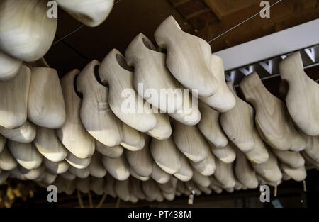 Zoccoli olandese artigiani, fabbricazione di calzature tradizionali per il campo Foto Stock