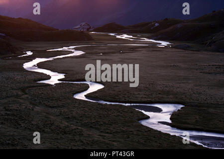 Elevata area di Moro Hohes Moos nella luce del mattino con Neuer Regensburger capanna, Alpi dello Stubai in Tirolo, Austria. Foto Stock