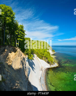 Germania, Meclemburgo-Pomerania, Rügen Isola, Jasmund National Park, vista dall'alto a Riva per il Mar Baltico e il chalk cliffs, la molla del bosco di faggio sulla sponda ripida fresco verde Foto Stock