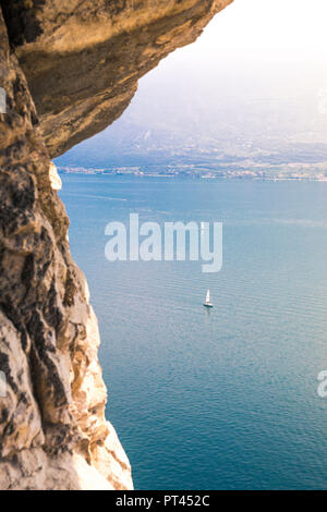 Vista in elevazione del Lago di Garda dalla strada della Forra, una strada panoramica vicino al villaggio di Tremosine, distretto di Brescia, Lombardia, Italia Foto Stock