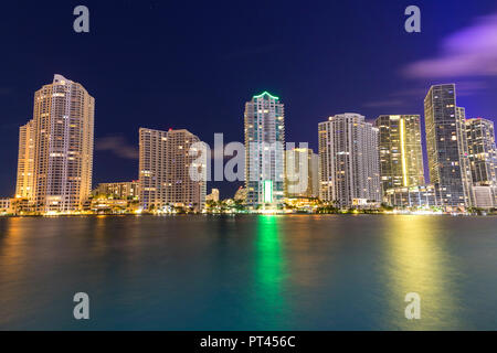 Notte skyline del centro di Miami da Brickell Key, Miami, Florida, Stati Uniti d'America, America del Nord Foto Stock