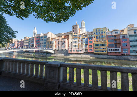 Case colorate sul fiume Onyar, Girona, Catalogna, Spagna Foto Stock