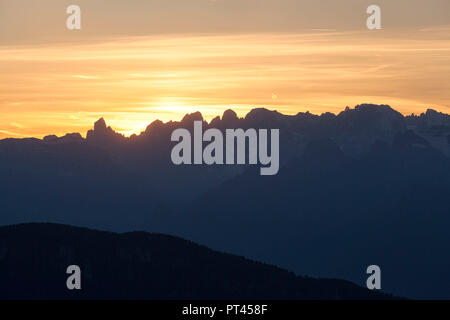 Le Pale di San Martino gruppo dalla costa il monte al tramonto, Mezzomiglio, il Cansiglio, Prealpi Bellunesi, Farra d'Alpago, provincia di Belluno, Veneto, Italia Foto Stock