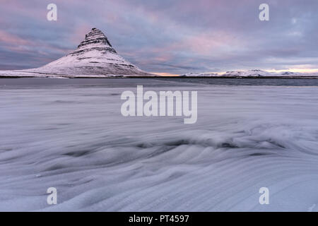 Tramonto in inverno in montagna Kirkjufell, Vesturland, Western Islanda, Europa Foto Stock