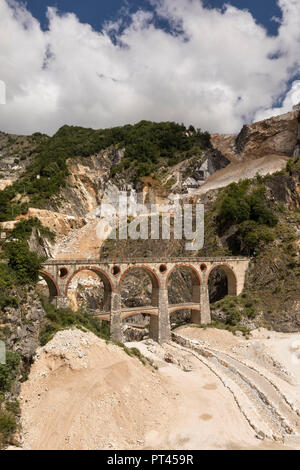 Ponte di Fantiscritti, cave di marmo di Carrara e comune di Carrara, Massa Carrara provincia, Toscana, Italia, Europa occidentale Foto Stock