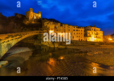 Le luci si riflettono nel fiume durante il crepuscolo, Dolceacqua, Provincia di Imperia Liguria, Italia, Europa Foto Stock