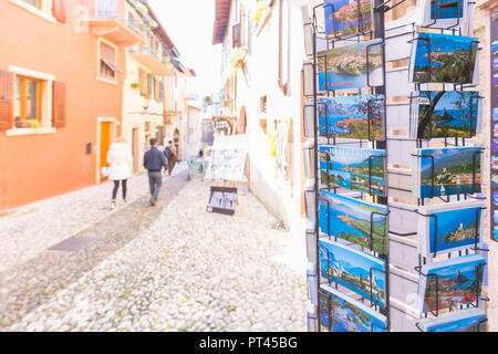 Cartoline esposte nel centro storico di Malcesine Lago di Garda, provincia di Verona, regione Veneto, Italia, Europa Foto Stock