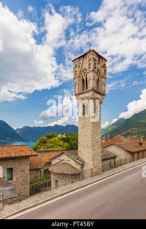 Ossuccio villaggio con il particolare campanile a torre di Santa Maria Maddalena la chiesa, il lago di Como e provincia di Como, Lombardia, Italia, Europa Foto Stock