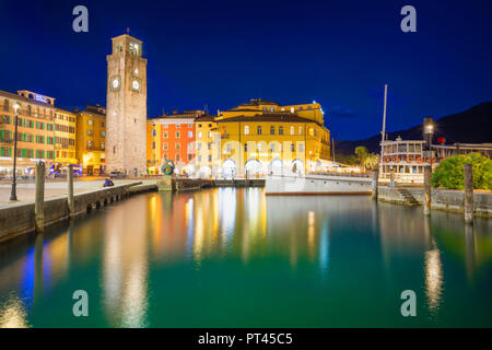 Torre Apponale e Piazza 3 Novembre al tramonto, Riva del Garda, il Lago di Garda, provincia di Trento, Trentino Alto Adige, Italia, Europa Foto Stock