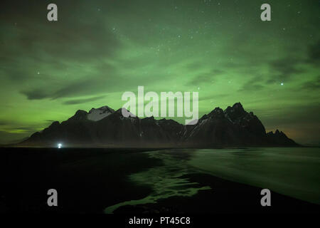 Northen luci sopra Vestrahorn montagna, Stokksnes, Islanda Orientale, Europa Foto Stock