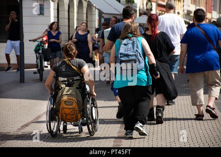 Il tedesco per i disabili e per i viaggiatori stranieri visita a piedi e fare shopping a Heidelberg o Heidelberger città vecchia su 25 Agosto 2017 nel Baden-Wurttemberg Foto Stock