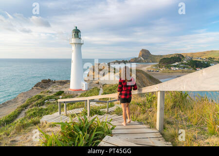 Donna Scendendo il sentiero verso Castlepoint faro, Castlepoint, Wairarapa regione, Isola del nord, Nuova Zelanda, Foto Stock