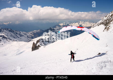 Paraglinding sciare a Sella di Piodi, Disgrazia Gruppo, Val Masino, Valtellina, provincia di Sondrio, Lombardia, Italia Foto Stock