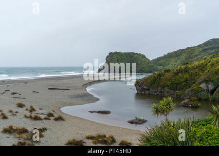 Nave Creek raggiungendo il mare di Tasmania, Haast, West Coast, regione di South Island, in Nuova Zelanda, Foto Stock