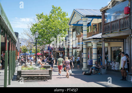 Persone in Mall Street a Queenstown in estate, Queenstown Lake District, regione di Otago, South Island, in Nuova Zelanda, Foto Stock