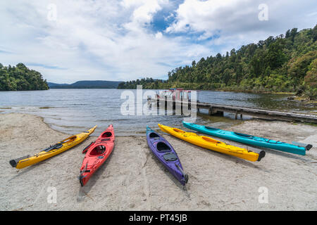 Kayak sulla riva del lago Mapourika, Waiho, Westland district, West Coast, regione di South Island, in Nuova Zelanda, Foto Stock