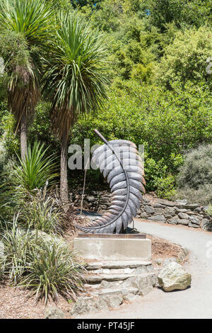 La felce scultura in bronzo di Paolo Dibble in Queenstown, Queenstown Lake District, regione di Otago, South Island, in Nuova Zelanda, Foto Stock