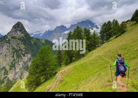 Escursionista guarda il cielo minaccioso, Bertone Rifugio Val Ferret, Courmayeur, in Valle d'Aosta, Italia, Europa Foto Stock