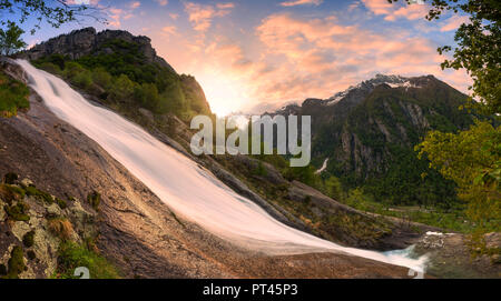 La Val del Ferro cascata durante il coloratissimo sunrise, Val di Mello (Mello Valley), Valmasino, Valtellina, Lombardia, Italia, Europa Foto Stock