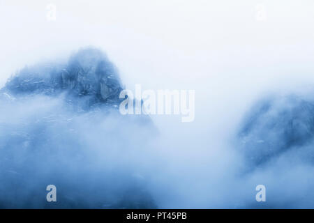 Montagna della valle di Mello dalle nubi, Val di Mello, Valmasino, Valtellina, Lombardia, Italia, Europa Foto Stock