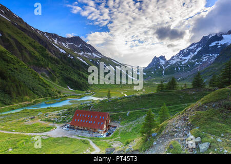 La luce del tramonto su Cabane du Combal, Cabane du Combal, Combal Lago, Val Veny, Courmayeur, in Valle d'Aosta, Italia, Europa Foto Stock