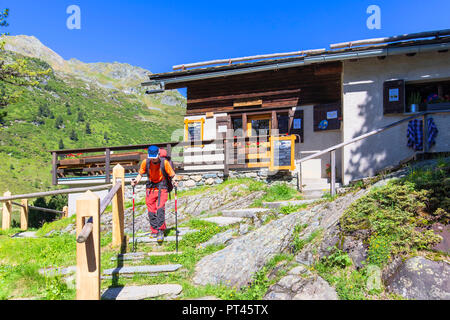 Escursionista andare giù passi al Ristorante Cavloccio, Lago Cavloc, Forno Valley, Maloja Pass, Engadina, Grigioni, Svizzera, Europa Foto Stock