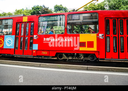 Tram rosso che offre il trasporto pubblico intorno alla città di Bratislava in Slovacchia Foto Stock