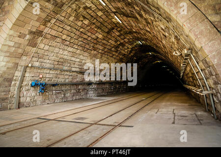 Trasporto pubblico entrata di tunnel che passa sotto la città di Bratislava, Slovacchia Foto Stock