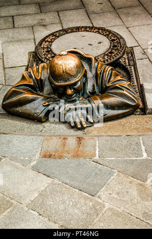 La scultura in bronzo di un uomo in un tombino chiamato 'man sul luogo di lavoro " a Bratislava, in Slovacchia Foto Stock