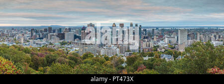 Canada Quebec, Montreal, lo skyline di elevata da Mount Royal, crepuscolo Foto Stock