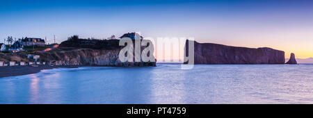 Canada Quebec, Gaspe Peninsula, Perce, Perce Rock, alba Foto Stock