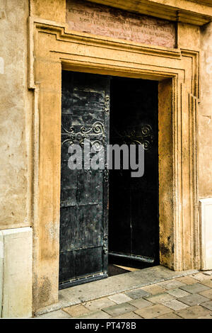 Ingresso della Chiesa di Loreto Panna Maria su Ursulinska Ulica a Bratislava, in Slovacchia Foto Stock