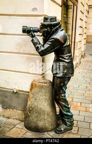 Paparazzi fotografo statua in piedi su un angolo della Radnicna e Laurinska street a Bratislava, in Slovacchia Foto Stock