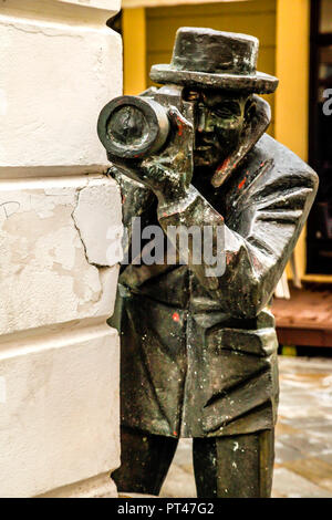 Paparazzi fotografo statua in piedi su un angolo della Radnicna e Laurinska street a Bratislava, in Slovacchia Foto Stock