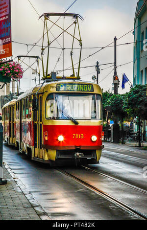 Tram rosso che offre il trasporto pubblico intorno alla città di Bratislava in Slovacchia Foto Stock