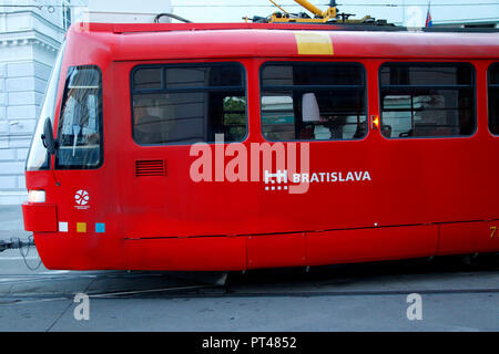 Tram rosso che offre il trasporto pubblico intorno alla città di Bratislava in Slovacchia Foto Stock