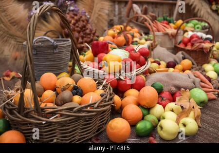 La natura in autunno concetto. Raccolta di caduta di frutta e verdura in cesti sul display. Cena di ringraziamento. Foto Stock