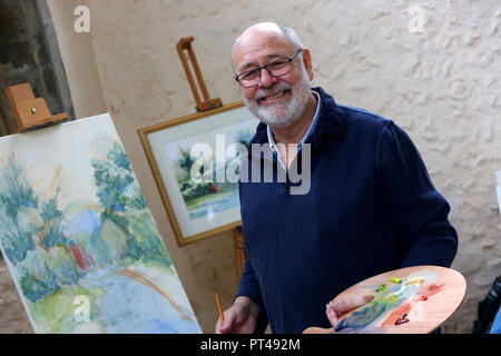 Viste generali di un vecchio artista maschile foto di pittura in una vecchia chiesa in Chichester, West Sussex, Regno Unito. Foto Stock