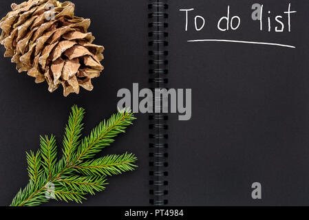 Composizione di natale. Nero aprire il Blocco note elenco di cose da fare Foto Stock