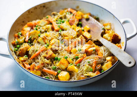 Riso tagliatelle con formaggio paneer, piselli e carote Foto Stock