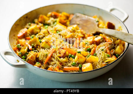 Riso tagliatelle con formaggio paneer, piselli e carote Foto Stock