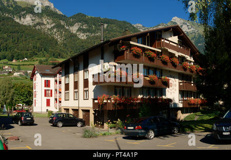 Geranio-infestato multi-storey chalets in Walenstadt, alpi svizzere Foto Stock