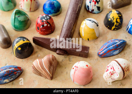 Assortimento di cioccolato artigianale bomboni e un martello di cioccolato. Foto Stock