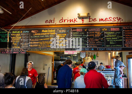 In linea a Beal aragosta del ristorante Pier, Southwest Harbor, Maine, Stati Uniti d'America Foto Stock