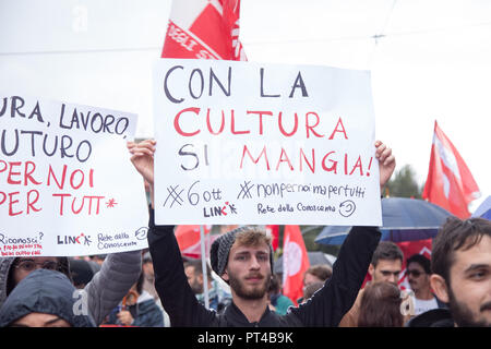 Roma, Italia. 06 ott 2018. La prima manifestazione unitaria di tutta italiana del settore culturale in Roma, frequentato da personalità del mondo del teatro, cinema e intrattenimento in Italiano Credito: Matteo Nardone/Pacific Press/Alamy Live News Foto Stock