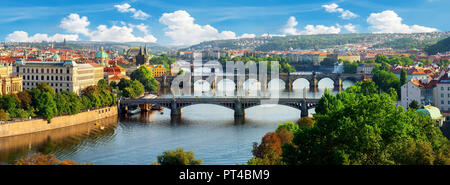 Fila di ponti in Praga al giorno di estate Foto Stock