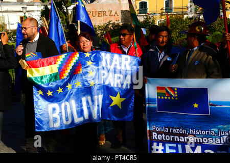 Persone in Plaza Murillo prima della lettura della sentenza per la Bolivia v Cile caso dinanzi alla Corte internazionale di giustizia dell' Aia, La Paz, boli Foto Stock