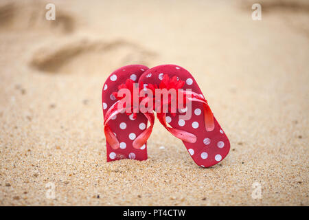 Sandali rossi in spiaggia Foto Stock