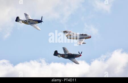 Mikoyan-Gurevich MiG-15UTI volare in formazione con 2 North American P-51D Mustangs all'IWM Duxford battaglia della Gran Bretagna su airshow il 23/9/18 Foto Stock